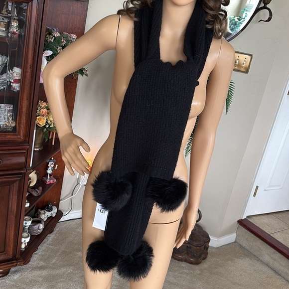 Brand New UGG 100% Cashmere Black Knit Scarf w/ Real Lamb Fur Sheepskin Pom Poms - Picture 12 of 15